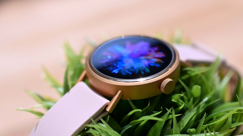 The Vapor 2 gets rid of the distinctive touch bezel. Sad.